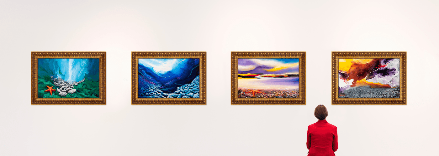 ギャラリーに並んだ絵画と鑑賞する人